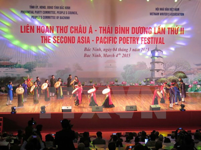 Biểu diễn Dân ca Quan họ Bắc Ninh tại liên hoan.